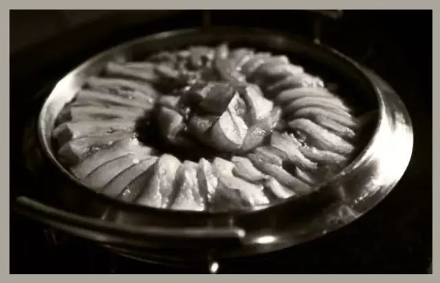 苏造肉，北京传统小吃，也称“苏灶肉”，起源说法不一，但多指向苏州。原来是由清宫传出的做法。传到民间，做法变成肉锅中泡火烧，热吃，除肉块以外还炖有香烂可口的猪内脏，就是卤煮。