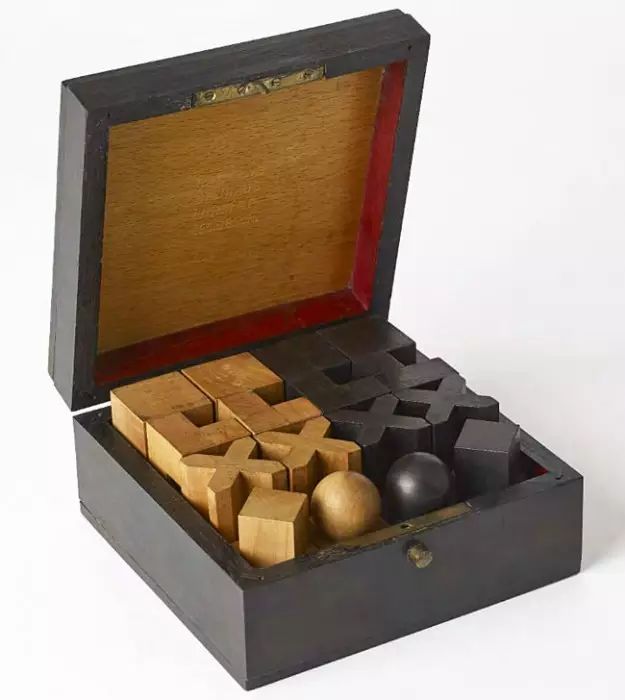 这副由木雕大师约瑟夫·哈特维希（Josef Hartwig）于1923年至1924年期间制成，当时他在德国包豪斯学校任职。