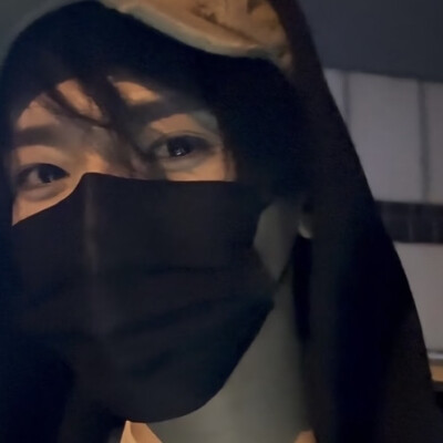 小猫眼睛亮亮的