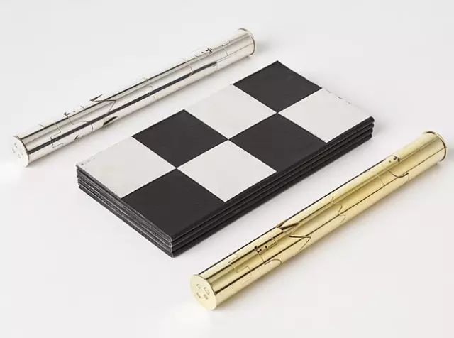 这款便携式限量版的国际象棋是电影导演赛·恩菲尔德为1972年的世界棋王争霸赛专门设计的纪念品。
