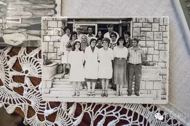 玛丽娜·博亚德耶娃（Marina Boyadjieva）教授（第一排，右起第二位）与她来自保加利亚首都索菲亚（Sofia）圣瑙姆地区（St. Naum）的神经与精神病学主动疗法多资质医院（Multiprofile Hospital for Active Treatment in Neurology and Psychiatry）的同事。
