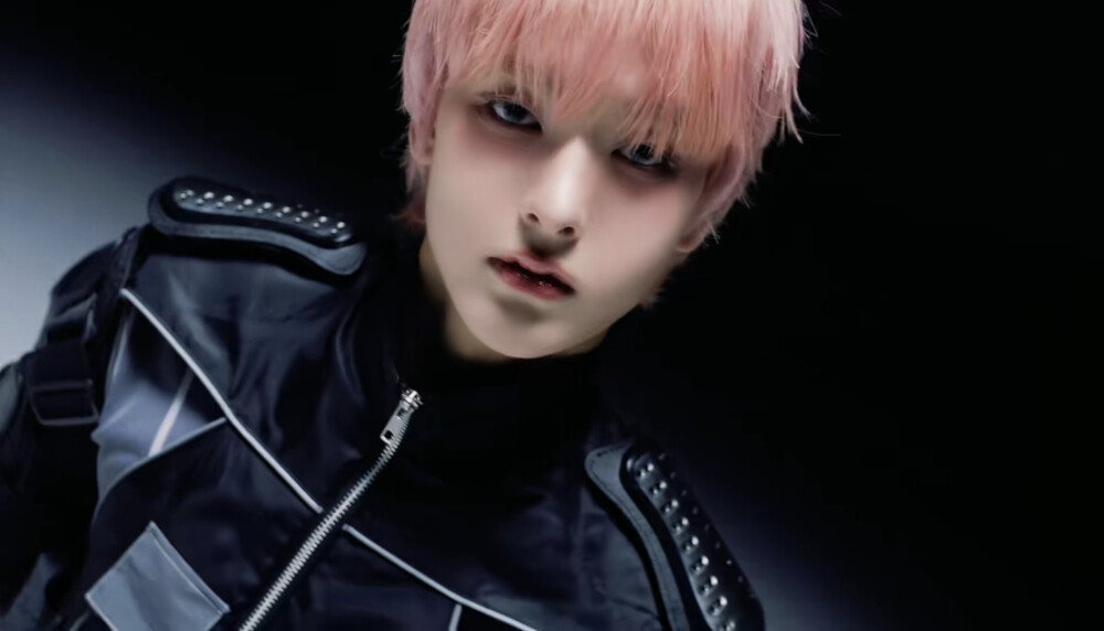 吴贤俊/Hyunjun
使用备注金鄯晟。自截。