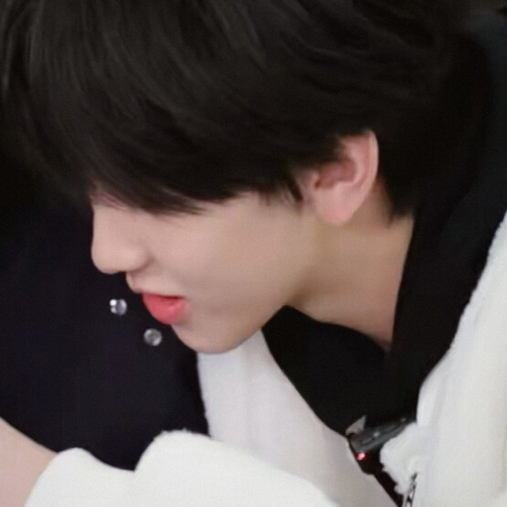 场景两个人一起散着步