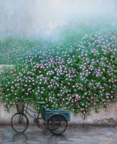 灰墙之上，蔷薇繁花如瀑，粉与绿交织出梦幻的网。一辆老旧的三轮车悄然伫立，车篮似曾装过清晨的露水与希望。地面的水渍，晕染着朦胧的诗意。这画面，是时光的慢板，过滤了尘世的纷扰，只留下纯粹的美好，于无声处，…