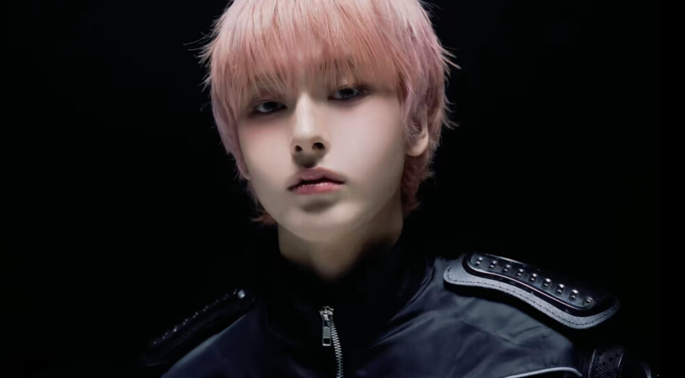 吴贤俊/Hyunjun
使用备注金鄯晟。自截。