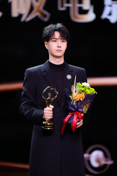 2023.3.26 恭喜@UNIQ-王一博 获得2022#微博之夜#“微博年度突破电影人”荣誉。未来@UNIQ-王一博会继续“长空”破浪，传递光影能量。