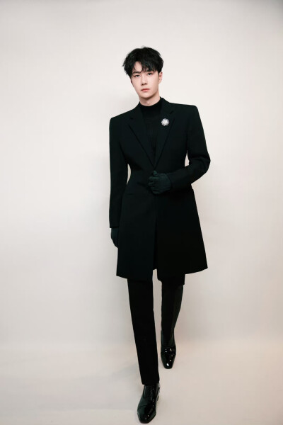 2023.3.26 恭喜@UNIQ-王一博 获得2022#微博之夜#“微博年度突破电影人”荣誉。未来@UNIQ-王一博会继续“长空”破浪，传递光影能量。