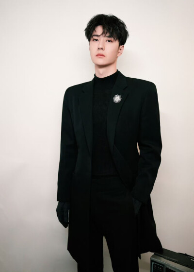 2023.3.26 恭喜@UNIQ-王一博 获得2022#微博之夜#“微博年度突破电影人”荣誉。未来@UNIQ-王一博会继续“长空”破浪，传递光影能量。