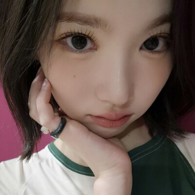 她好像知道自己很萌