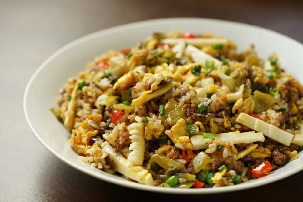 酸菜牛肉春笋蛋炒饭