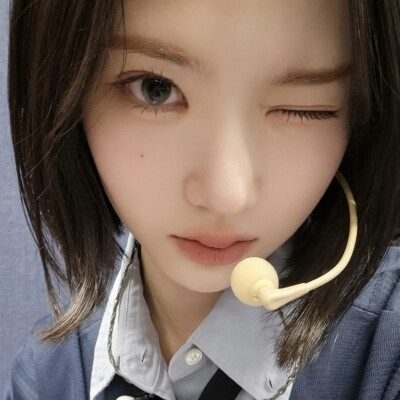 她好像知道自己很萌