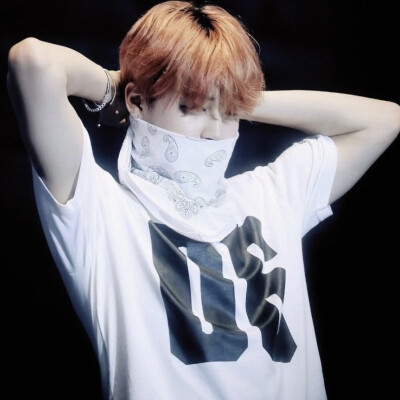 痛感的源头是唇钉的摩擦和你的谎言