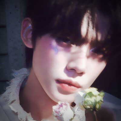 斑驳的城门盘踞着老树根