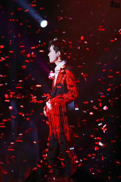 易烊千玺玫瑰少年