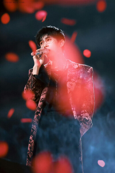 易烊千玺玫瑰少年