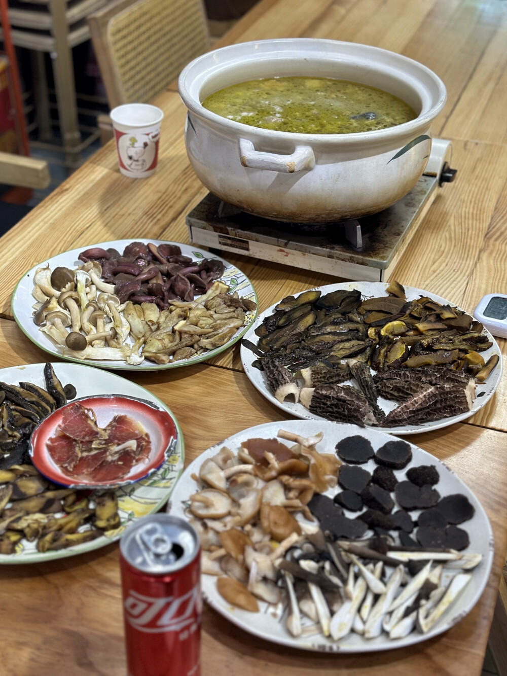 古城这家菌子锅真的灵～黑松露都拿来凑数