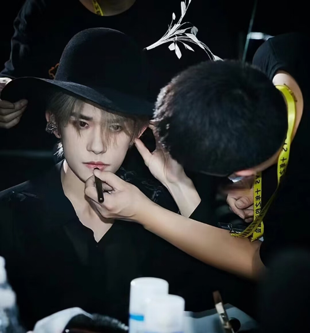 易烊千玺玫瑰少年