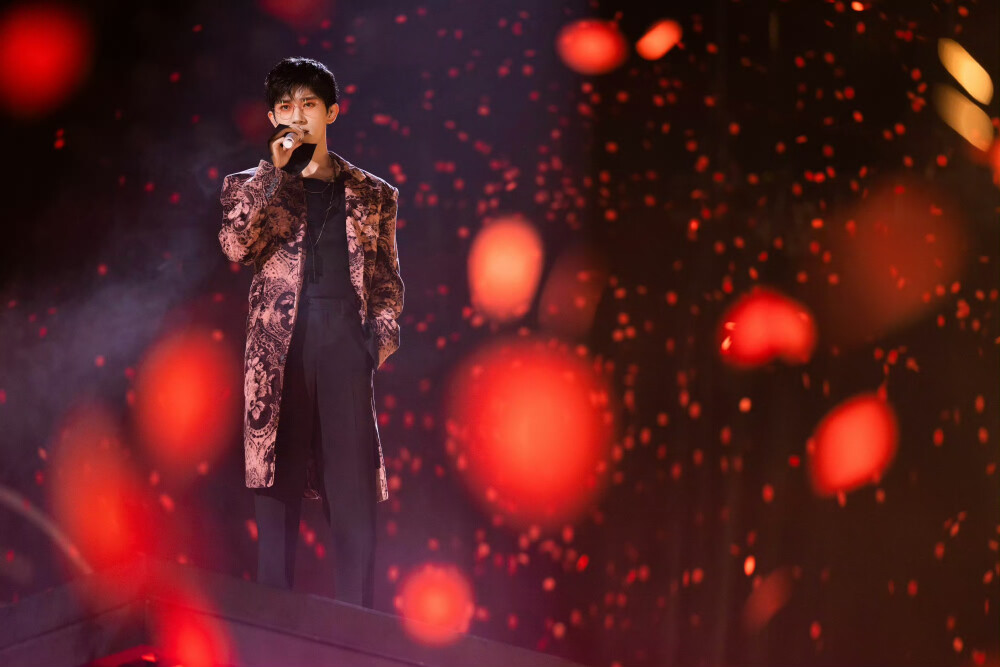 易烊千玺玫瑰少年