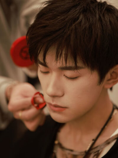 易烊千玺玫瑰少年