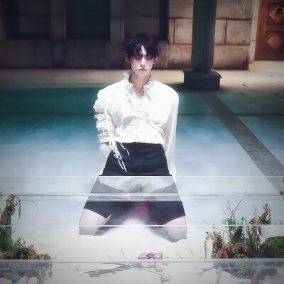 斑驳的城门盘踞着老树根