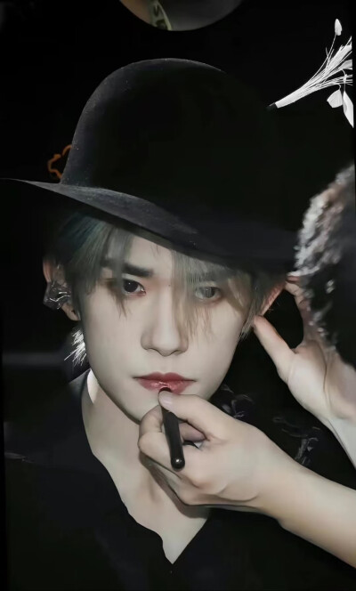 易烊千玺玫瑰少年