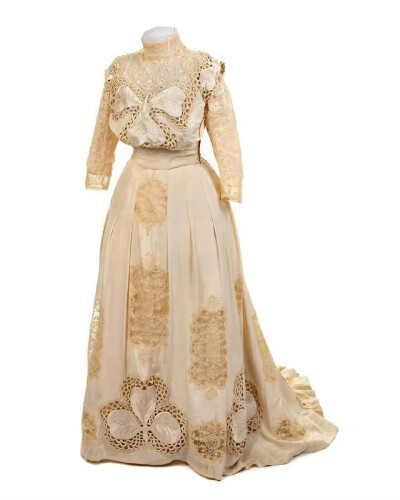 1900s 奶油丝绸日装礼服
三叶草镂空绣让人眼前一亮