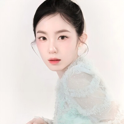 清澈的湖水反应真正的光辉