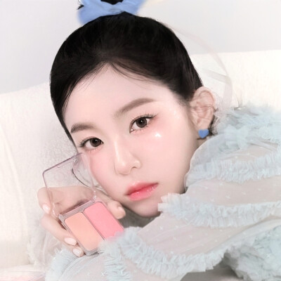 清澈的湖水反应真正的光辉