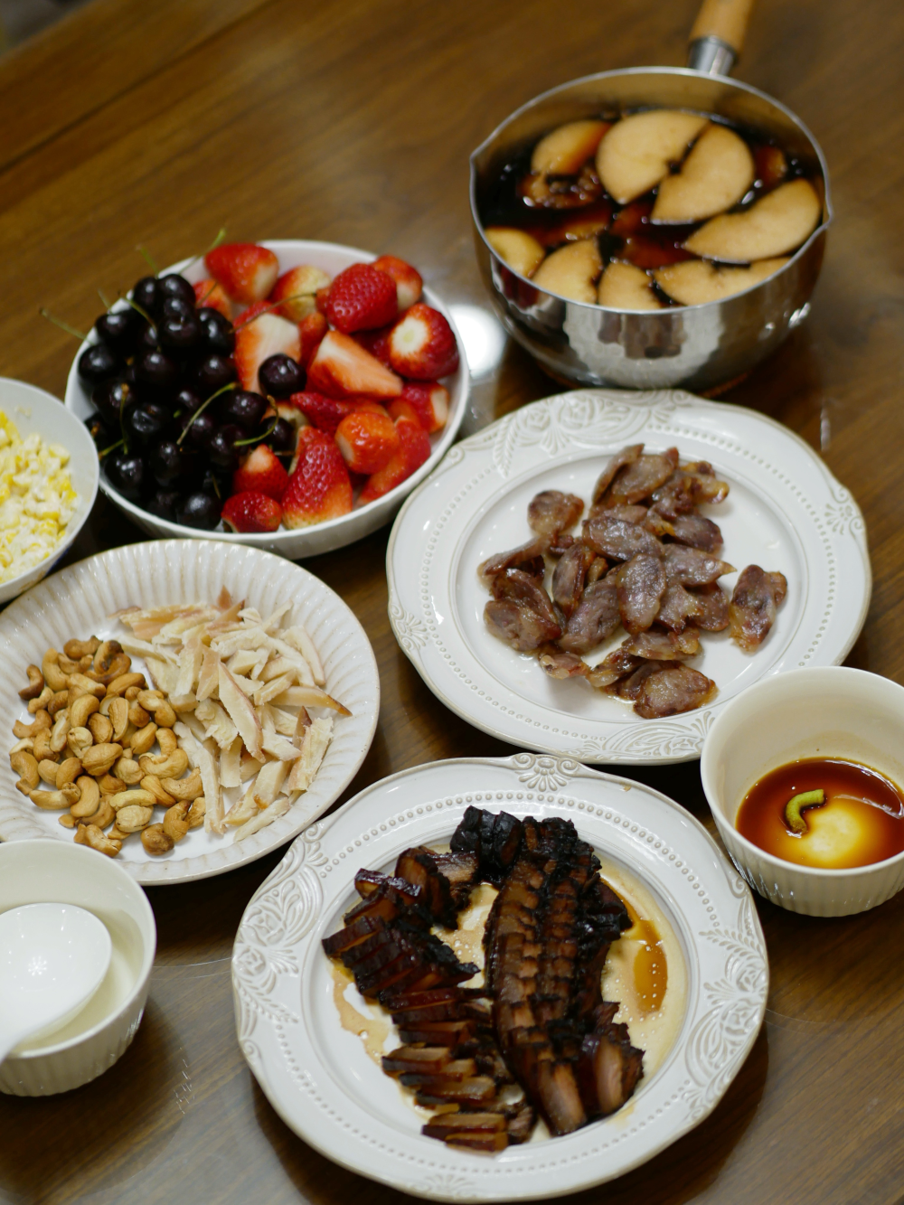 手工香肠还有酱油肉和煮红酒最配了！
宵夜就是要吃饱才有力气睡觉