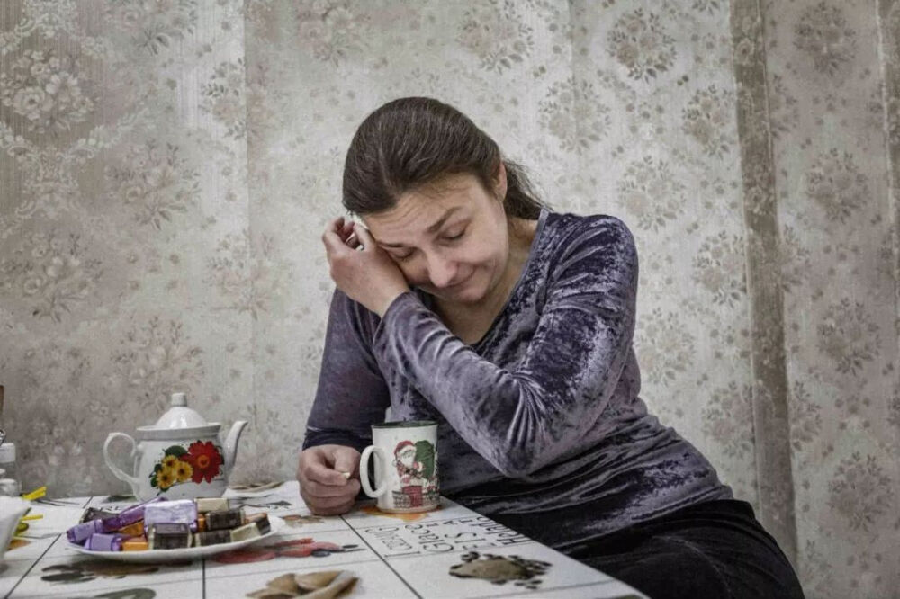 阿纳斯塔西娅·格拉谢娃（Anastasia Gracheva）是俄罗斯宇宙主义运动的成员，图中她坐在在尼古拉·费奥多罗夫基金会（Nikolai Fedorov foundation）所在的图书博物馆内。她对费奥多罗夫基金会了如指掌。她的母亲叫斯韦特兰娜·塞梅诺娃（Svetlana Semenova），她的DNA由KrioRus保存。