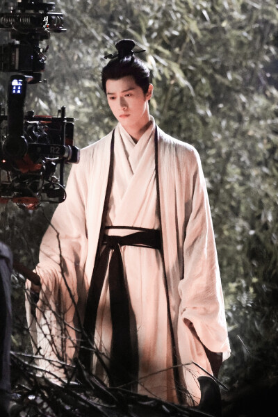 李昀锐 ‖ 冰湖重生◎诸葛玥
图源微博cr：梧木林弋_0824