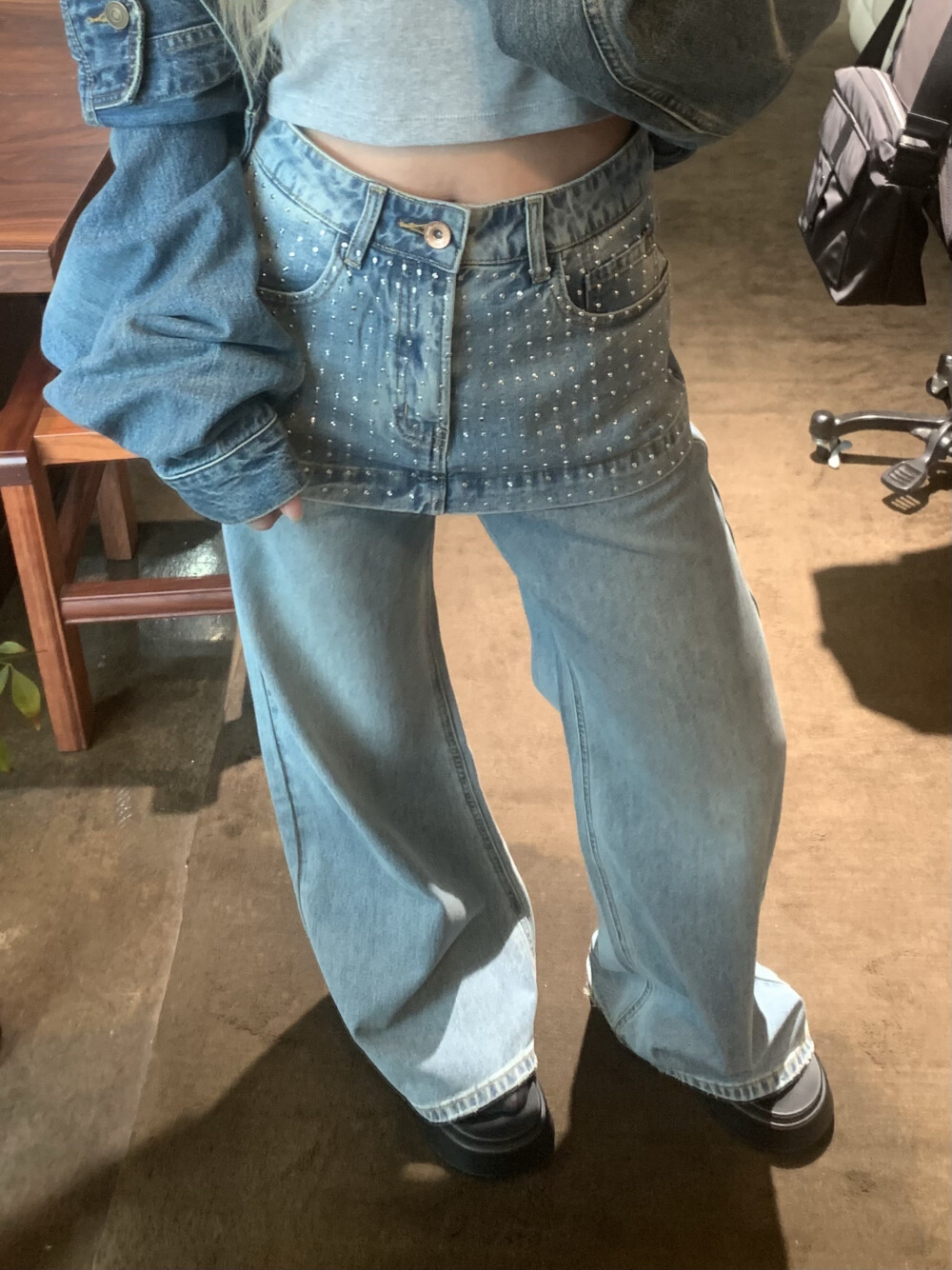 ，