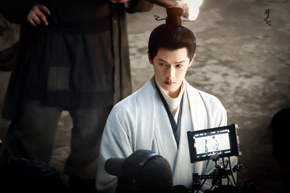 李昀锐 ‖ 冰湖重生◎诸葛玥
图源微博cr：梧木林弋_0824