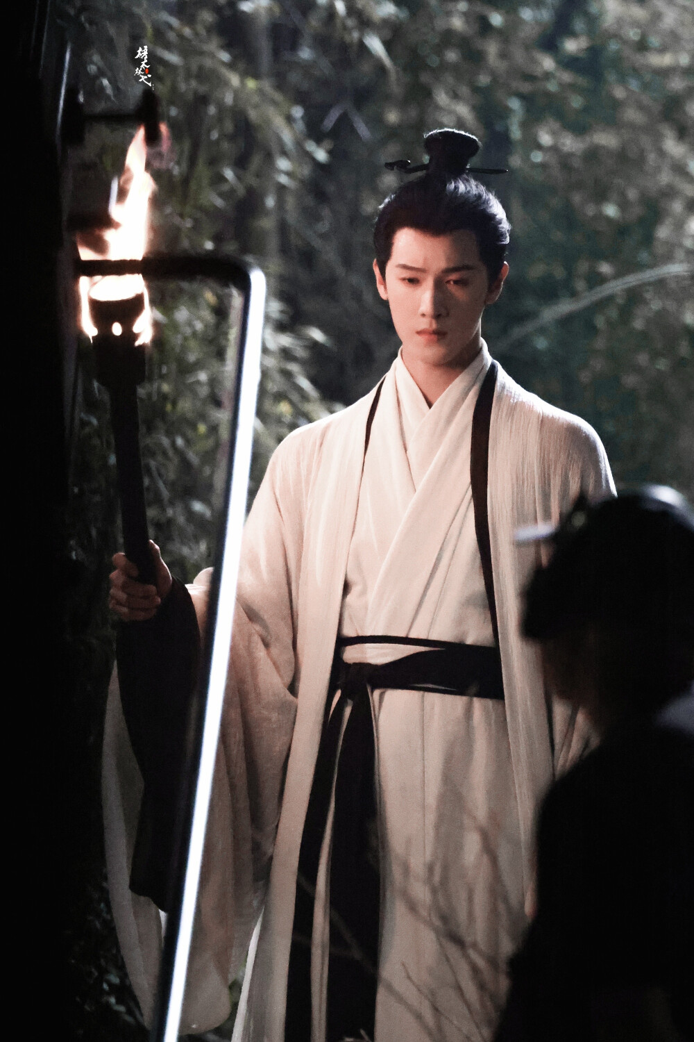 李昀锐 ‖ 冰湖重生◎诸葛玥
图源微博cr：梧木林弋_0824