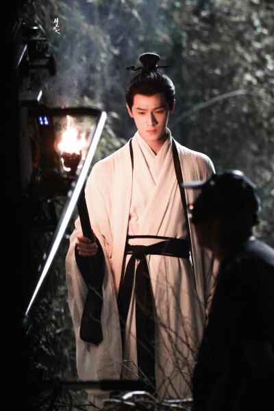 李昀锐 ‖ 冰湖重生◎诸葛玥
图源微博cr：梧木林弋_0824