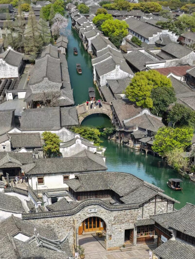 如果江南是本书，乌镇一定是它的封面，青水白墙灰屋檐妥妥的江南水乡风韵