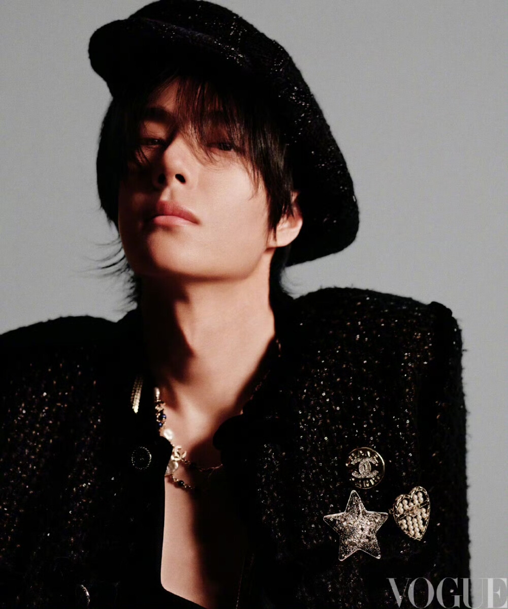 #王一博时间园丁VOGUE封面##王一博VOGUE小王子大片#
当黄昏降临，都市天际线变得模糊，
@UNIQ-王一博 内心的风景却逐渐清晰。
#VOGUE五月号#
监制：@RoccoLiu刘冲
摄影：刘颂 Liu Song
创意总监&造型：刘潇Liu Xiao ​​​