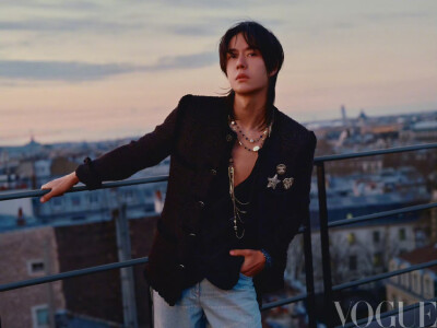 #王一博时间园丁VOGUE封面##王一博VOGUE小王子大片#
当黄昏降临，都市天际线变得模糊，
@UNIQ-王一博 内心的风景却逐渐清晰。
#VOGUE五月号#
监制：@RoccoLiu刘冲
摄影：刘颂 Liu Song
创意总监&造型：刘潇Liu X…