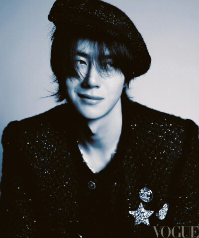 #王一博时间园丁VOGUE封面##王一博VOGUE小王子大片#
当黄昏降临，都市天际线变得模糊，
@UNIQ-王一博 内心的风景却逐渐清晰。
#VOGUE五月号#
监制：@RoccoLiu刘冲
摄影：刘颂 Liu Song
创意总监&造型：刘潇Liu X…