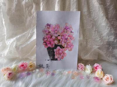 21 桃蛋（绘画 | 水彩 | 果花甘02）
2018.05.25
淡淡的粉色，淡淡的紫色，雾气一样笼罩在纸上。
看别人画画，听到一个新词“空间感”。在画面上拉开远近距离，用虚实表现远近。
于是画这幅画的时候，特意将后面的部…