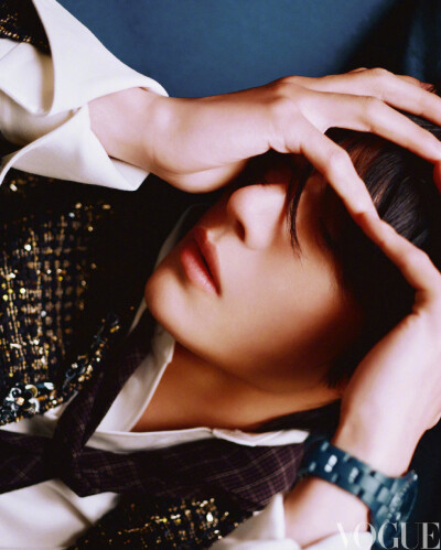 #王一博时间园丁VOGUE封面##王一博VOGUE小王子大片#
当黄昏降临，都市天际线变得模糊，
@UNIQ-王一博 内心的风景却逐渐清晰。
#VOGUE五月号#
监制：@RoccoLiu刘冲
摄影：刘颂 Liu Song
创意总监&造型：刘潇Liu X…