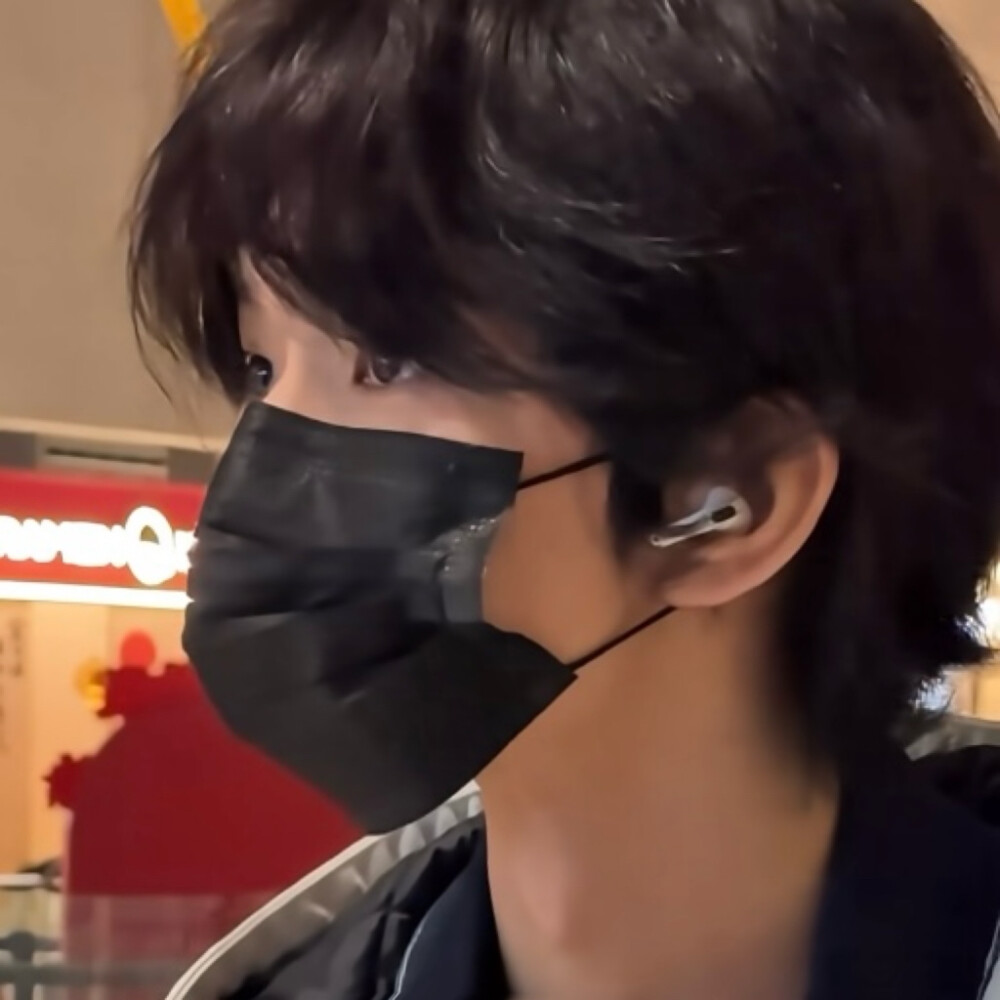 想问为什么 那女孩传简讯给我