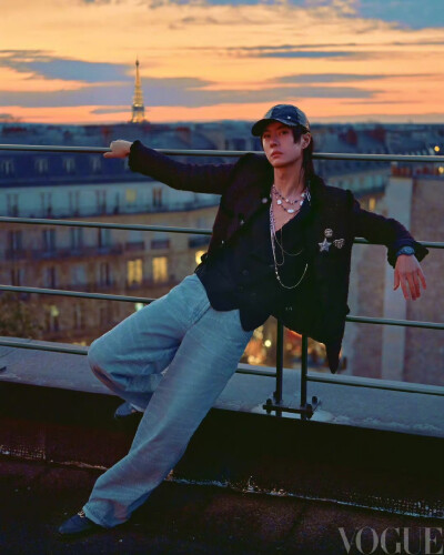 #王一博时间园丁VOGUE封面##王一博VOGUE小王子大片#
当黄昏降临，都市天际线变得模糊，
@UNIQ-王一博 内心的风景却逐渐清晰。
#VOGUE五月号#
监制：@RoccoLiu刘冲
摄影：刘颂 Liu Song
创意总监&造型：刘潇Liu X…