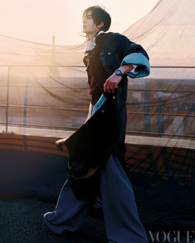 #王一博时间园丁VOGUE封面##王一博VOGUE小王子大片#
当黄昏降临，都市天际线变得模糊，
@UNIQ-王一博 内心的风景却逐渐清晰。
#VOGUE五月号#
监制：@RoccoLiu刘冲
摄影：刘颂 Liu Song
创意总监&造型：刘潇Liu X…