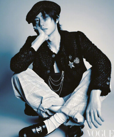 #王一博时间园丁VOGUE封面##王一博VOGUE小王子大片#
当黄昏降临，都市天际线变得模糊，
@UNIQ-王一博 内心的风景却逐渐清晰。
#VOGUE五月号#
监制：@RoccoLiu刘冲
摄影：刘颂 Liu Song
创意总监&造型：刘潇Liu X…