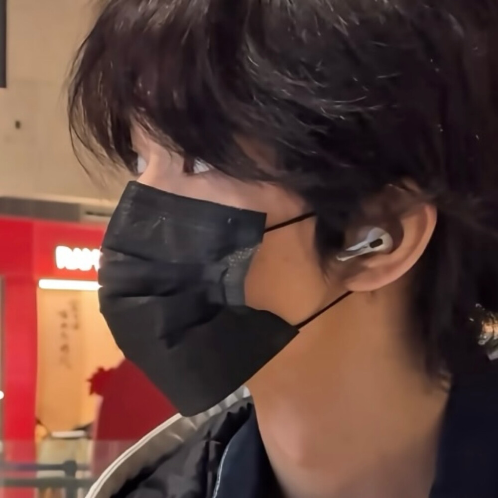 想问为什么 那女孩传简讯给我