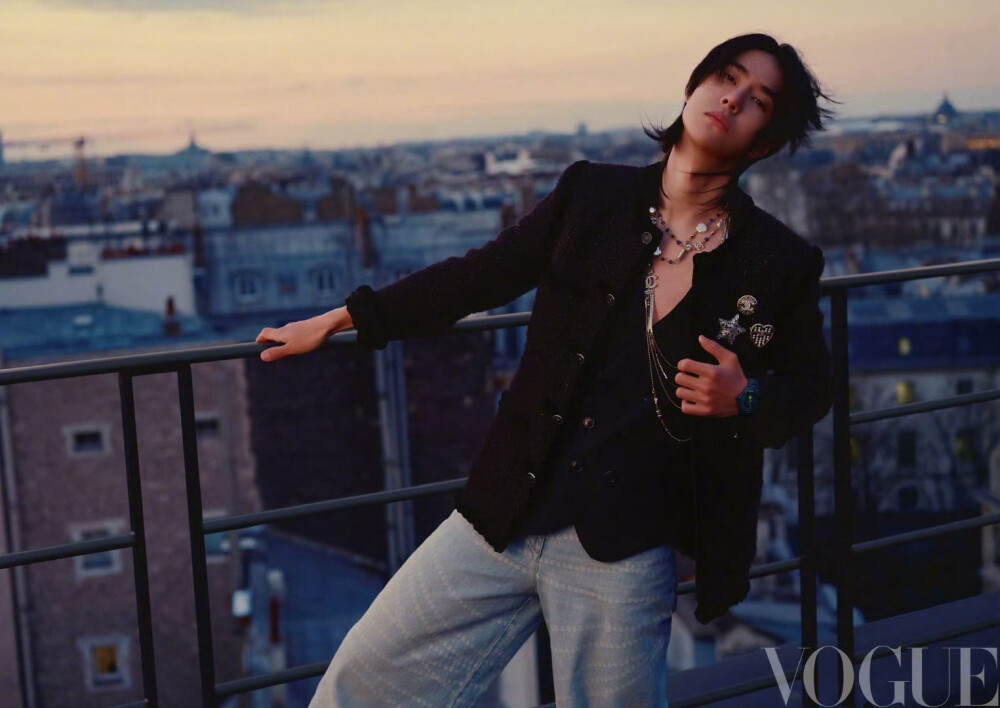 #王一博时间园丁VOGUE封面##王一博VOGUE小王子大片#
当黄昏降临，都市天际线变得模糊，
@UNIQ-王一博 内心的风景却逐渐清晰。
#VOGUE五月号#
监制：@RoccoLiu刘冲
摄影：刘颂 Liu Song
创意总监&造型：刘潇Liu Xiao ​​​