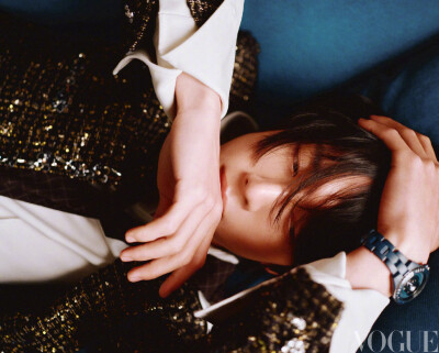 #王一博时间园丁VOGUE封面##王一博VOGUE小王子大片#
当黄昏降临，都市天际线变得模糊，
@UNIQ-王一博 内心的风景却逐渐清晰。
#VOGUE五月号#
监制：@RoccoLiu刘冲
摄影：刘颂 Liu Song
创意总监&造型：刘潇Liu X…