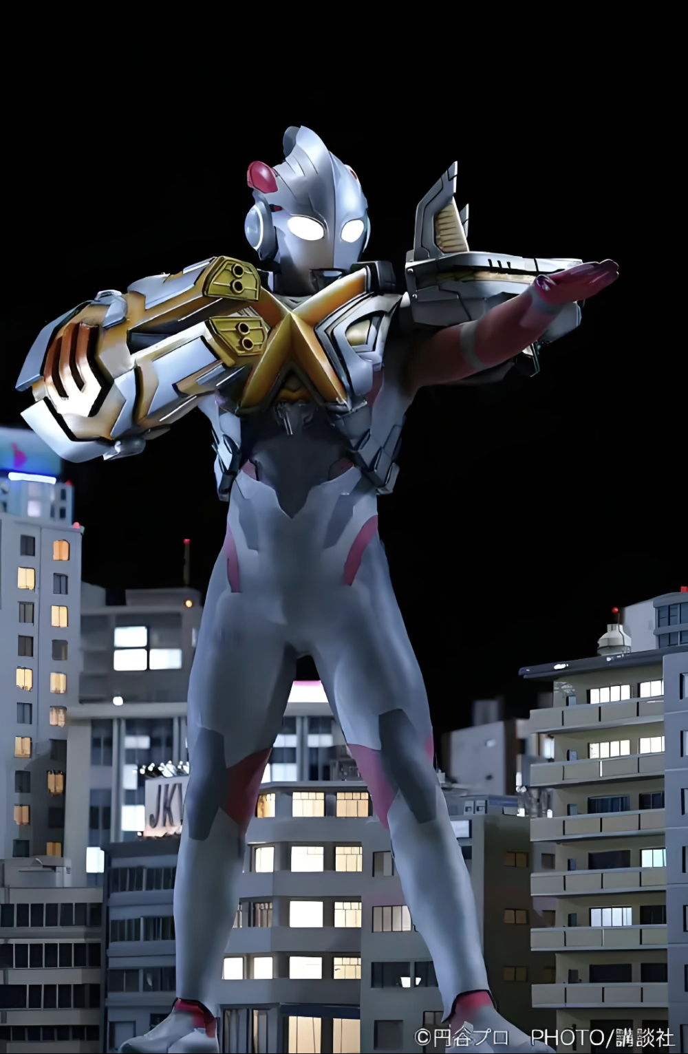 艾克斯奥特曼，艾雷王装甲。(侵权删)