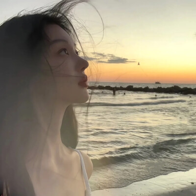 凌晨的海 难言的爱.
侵权删